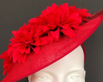 Roter Fascinator mit Dahlien und Fasanenfedern