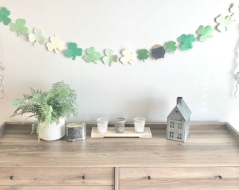 St Patrick’s Day Felt Garland, St Patricks Day Decoration, Holiday gift, Holiday Decor, Handmade, Shamrock and Pot of Gold, Glitter Gold