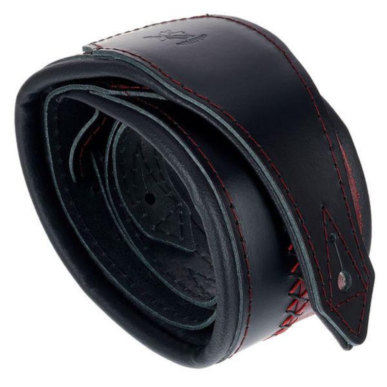 Pu&ograve; includere: Una tracolla per chitarra in pelle nera arrotolata con cuciture rosse a contrasto lungo i bordi. La tracolla presenta un'estremit&agrave; triangolare rinforzata con un foro circolare per l'aggancio e un piccolo logo in rilievo sulla superficie.