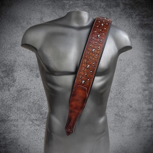 Correa de guitarra con calavera de tablero de ajedrez / Correa de cuero para guitarra / Correa de bajo hecha a mano / Correa de guitarra personalizada / Diseño de calavera vintage