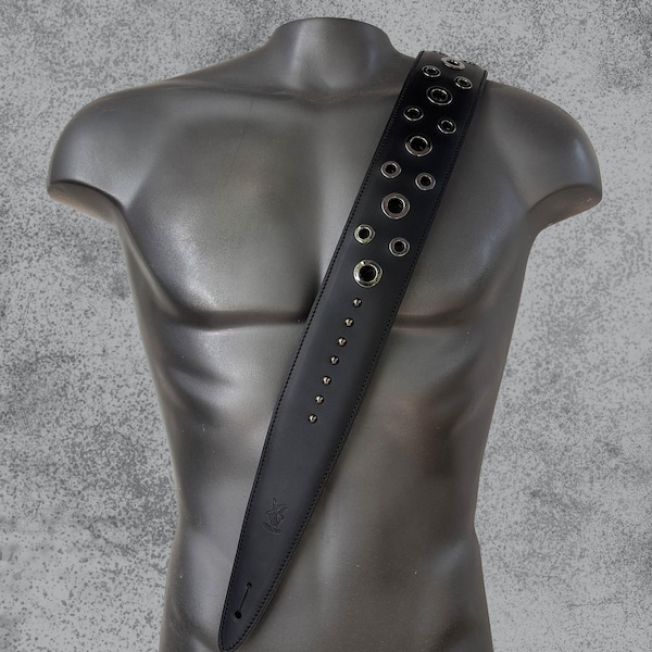 Correa de cuero negra para guitarra/bajo con tachuelas negras y remaches plateados