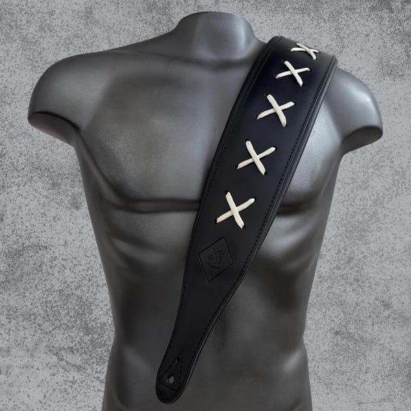 Correa de cuero negra para bajo, acolchada con puntada en "X" blanca