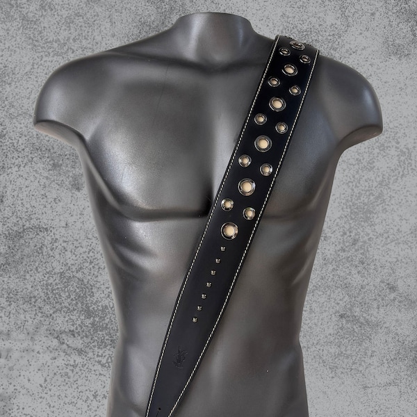 Correa de cuero negro para guitarra/bajo con tachuelas beige y remaches plateados