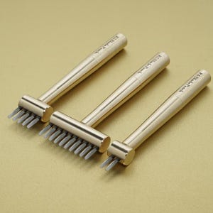 Peut inclure: Trois outils de travail du cuir de couleur dorée avec des poinçons de couture de différentes tailles. Les outils sont étiquetés "KSBLADE Punch".