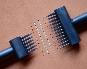 Puede incluir: Dos herramientas de costura de cuero negras con filas de púas metálicas afiladas. Las herramientas se utilizan para crear agujeros espaciados uniformemente en el cuero para coser.