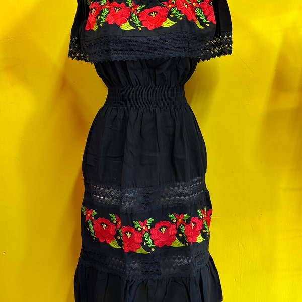 Élégance intemporelle : belle robe traditionnelle mexicaine noire et rouge