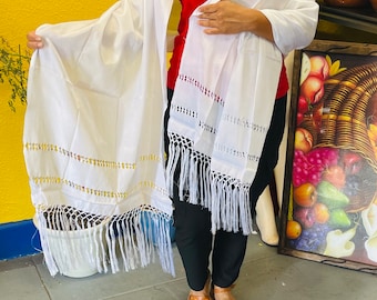 Elegancia atemporal: hermoso rebozo mexicano blanco