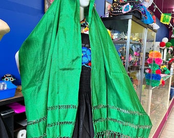 Auténtica elegancia mexicana: tradición del rebozo verde, 24.5” de ancho x 77” de largo (sin incluir flecos)