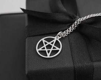 Pentagram, small pentacle in 925 sterling silver. Wiccan necklace, magic jewel, small amulet.