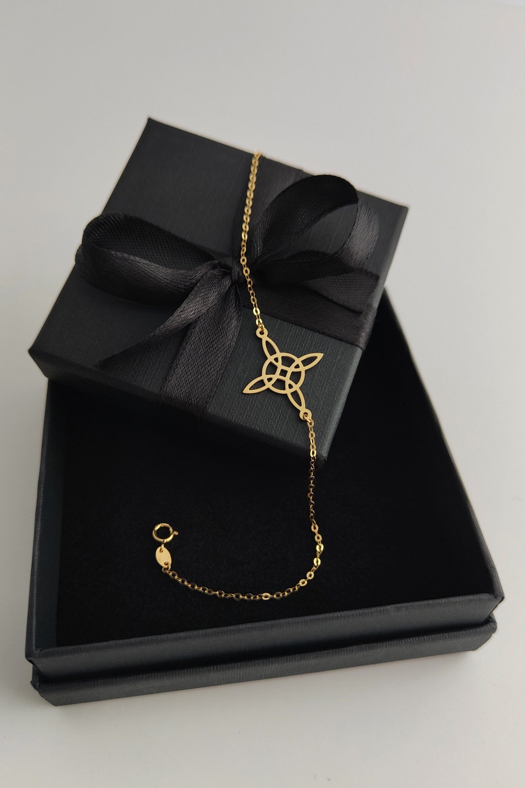 Witch's Knot Bracelet in Solid 18K Gold. Celtic Knot Bracelet in 18k Gold. Women's Bracelet