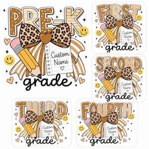 Puede incluir: Una colección de cinco diseños gráficos escolares con el texto Pre-K, First, Second, Third y Fourth grade. Cada diseño incluye un lazo con estampado de leopardo, un lápiz amarillo, un bloc de notas con Custom Name y caras sonrientes amarillas.