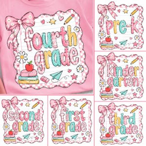 Könnte beinhalten: Ein rosafarbenes T-Shirt mit einer Grafik aus liniertem Notizpapier, einer großen rosa Schleife, einem Bücherstapel mit Apfel, einem Bleistift und einem Papierflieger. Der Text lautet fourth grade, pre-k, kindergarten, second grade, first grade, third grade.