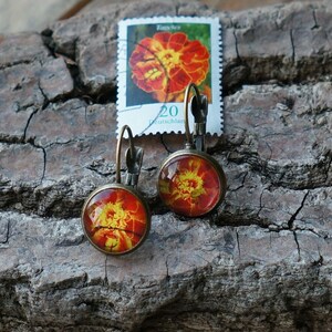 Upcycling - Ohrring aus Briefmarke - &quot;Tagetes&quot;