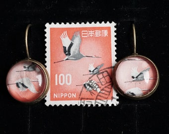 Upcycling Ohrring aus Briefmarke Mandschurei Kranich Ohrhaken