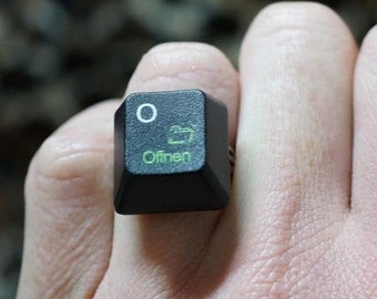 Upcycling Ring aus Computer Tastatur Taste O Öffnen