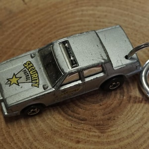 Upcycling Schlüssel Anhänger Spielzeugauto &quot;Security Patrol&quot;