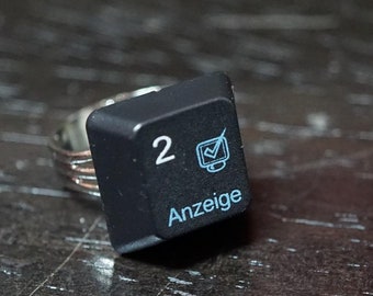 Upcycling Ring aus Computer Tastatur Taste 2 Anzeige