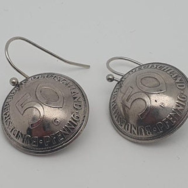 handgefertigte Upcycling Ohrringe aus 50 Pfennig Münzen. Nachhaltiger, kreativer Vintage Schmuck