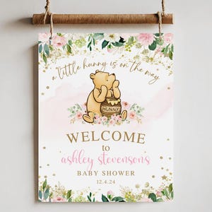 Plaque rose Winnie l'ourson, baby shower Winnie l'ourson, plaque de bienvenue Winnie l'ourson pour fille, baby shower floral rose-wi22