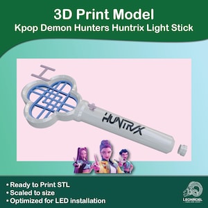 Puede incluir: Un bastón de luz impreso en 3D con una cabeza en forma de trébol y el texto "HUNTRAX". El diseño incluye un patrón de rejilla dentro de la cabeza y la letra "I". La imagen también presenta tres figuras de dibujos animados y el texto "3D Print Model Kpop Demon Hunters Huntrix Light Stick".