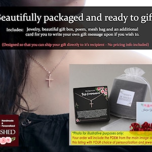 K&ouml;nnte beinhalten: Eine Halskette mit einem Kreuzanh&auml;nger aus Ros&eacute;gold wird zusammen mit einer Geschenkbox, einem Netzbeutel und einer Karte gezeigt. Der Text lautet "Wundersch&ouml;n verpackt und bereit zum Verschenken". Der Text "BE WISHED" und "Handmade Personalized" ist ebenfalls sichtbar.