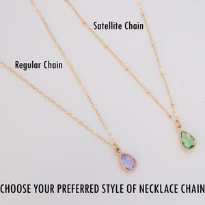 Puede incluir: Se muestran dos collares dorados con colgantes en forma de l&aacute;grima, uno morado y otro verde. Los collares est&aacute;n etiquetados como "Regular Chain" y "Satellite Chain". El texto en la parte inferior dice: "CHOOSE YOUR PREFERRED STYLE OF NECKLACE CHAIN."