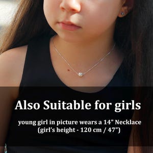 Puede incluir: Un collar de plata con un colgante de perla redonda. El collar lo lleva una persona con una camiseta negra. El texto de la imagen dice "Also Suitable for girls" y menciona un collar de 35.5 cm.
