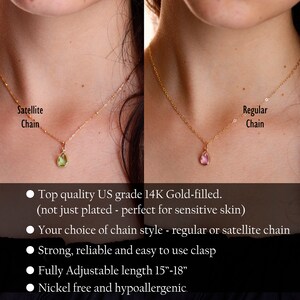 Puede incluir: Se muestran dos collares dorados con colgantes en forma de l&aacute;grima. Uno tiene un colgante verde en una cadena sat&eacute;lite, el otro un colgante rosa en una cadena normal. El texto dice: "Calidad superior US 14K Gold-filled. Longitud totalmente ajustable 38-46cm."
