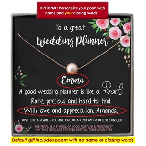 Może przedstawiać: Pudełko prezentowe z naszyjnikiem z pereł w środku. Pudełko ma czarne tło z r&oacute;żowymi kwiatami i tekstem "To a great Wedding Planner". Tekst "Emma" jest napisany w k&oacute;łku pod naszyjnikiem. Wiersz brzmi "A good wedding planner is like a Pearl Rare, precious and hard to find. With love and appreciation, Amanda".