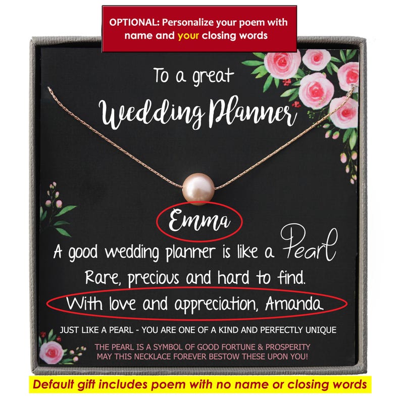 Może przedstawiać: Pudełko prezentowe z naszyjnikiem z pereł w środku. Pudełko ma czarne tło z r&oacute;żowymi kwiatami i tekstem "To a great Wedding Planner". Tekst "Emma" jest napisany w k&oacute;łku pod naszyjnikiem. Wiersz brzmi "A good wedding planner is like a Pearl Rare, precious and hard to find. With love and appreciation, Amanda".