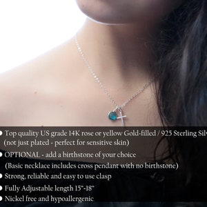 Puede incluir: Un delicado collar de plata con dos colgantes: una peque&ntilde;a cruz y un dije en forma de l&aacute;grima con una gema azul. El texto de la imagen dice: "Gold-filled 14K rosa o amarillo / Plata de ley 925". Longitud ajustable 38-46 cm.