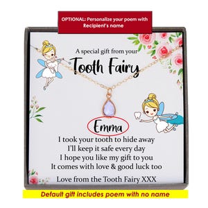 Puede incluir: Un juego de regalo del Hada de los Dientes con un collar dorado y un colgante en forma de l&aacute;grima de color p&uacute;rpura claro. El juego incluye una tarjeta con un poema y el nombre "Emma". El texto dice "Un regalo especial de tu Hada de los Dientes".