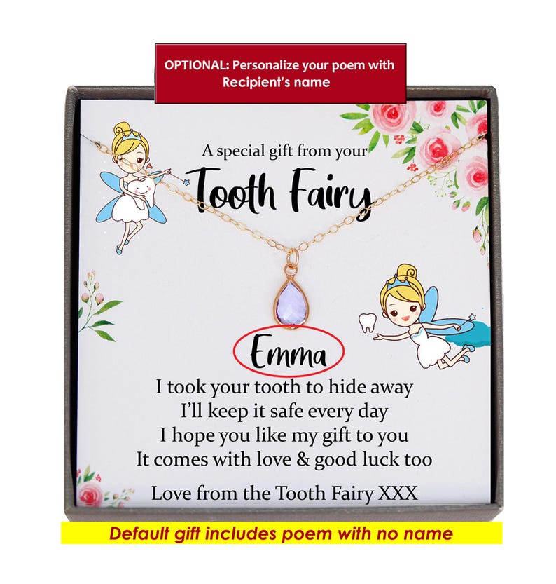 Puede incluir: Un juego de regalo del Hada de los Dientes con un collar dorado y un colgante en forma de l&aacute;grima de color p&uacute;rpura claro. El juego incluye una tarjeta con un poema y el nombre "Emma". El texto dice "Un regalo especial de tu Hada de los Dientes".