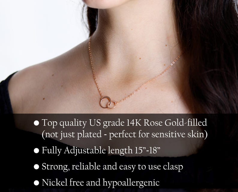 Puede incluir: Un collar de oro rosa de 14 quilates con dos anillos circulares entrelazados en una cadena fina. El texto en la imagen dice: Top quality US grade 14K Rose Gold-filled, Fully Adjustable length 15-18, Strong, reliable and easy to use clasp, Nickel free and hypoallergenic.