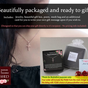 Puede incluir: Un collar con colgante de cruz en oro rosa. La imagen tambi&eacute;n muestra una caja de regalo, una bolsa de malla y una tarjeta con el texto "Just for You". El texto de la imagen dice "Beautifully packaged and ready to gift".