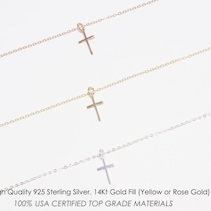K&ouml;nnte beinhalten: Drei zarte Kreuzketten in Ros&eacute;gold, Gold und Silber. Jede Halskette hat einen kleinen Kreuzanh&auml;nger, der an einer feinen Kette h&auml;ngt. Das Bild enth&auml;lt Text, der besagt, dass die Halsketten aus hochwertigem 925er Sterlingsilber und 14 Karat Gold gef&uuml;llt sind.