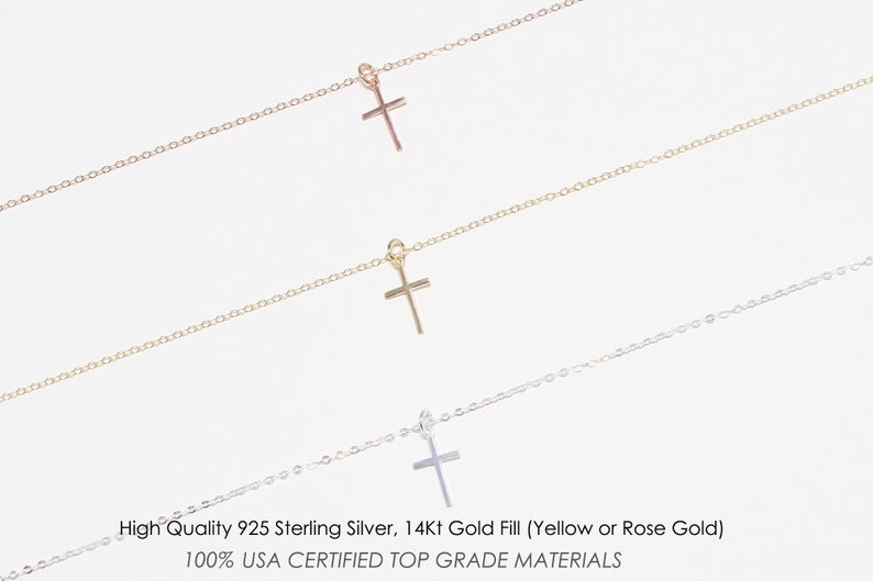 K&ouml;nnte beinhalten: Drei zarte Kreuzketten in Ros&eacute;gold, Gold und Silber. Jede Halskette hat einen kleinen Kreuzanh&auml;nger, der an einer feinen Kette h&auml;ngt. Das Bild enth&auml;lt Text, der besagt, dass die Halsketten aus hochwertigem 925er Sterlingsilber und 14 Karat Gold gef&uuml;llt sind.