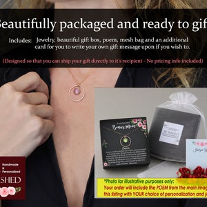 Puede incluir: Un collar dorado con un colgante circular y una piedra central, presentado en una caja de regalo negra con una tarjeta de poema floral, una bolsa de malla blanca y una tarjeta Just for You con rosas de tela de color rojo.