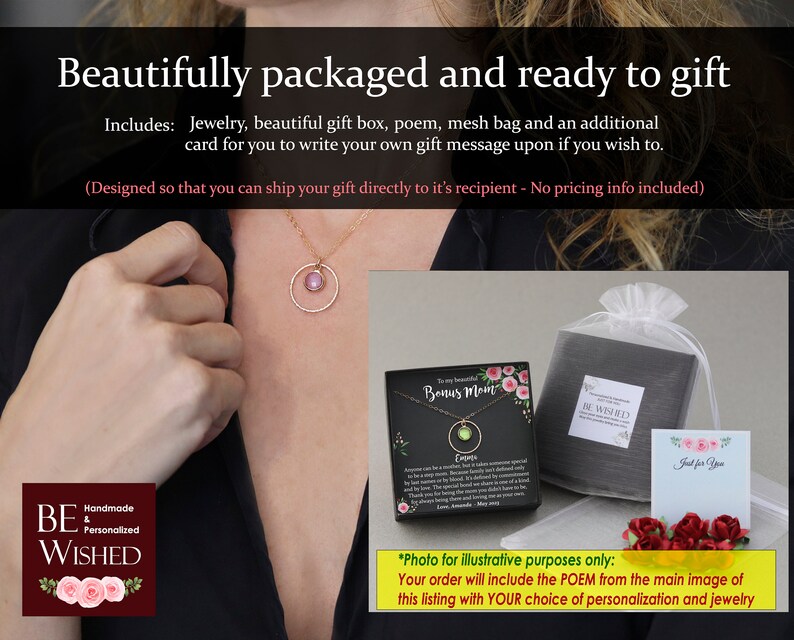 Puede incluir: Un collar dorado con un colgante circular y una piedra central, presentado en una caja de regalo negra con una tarjeta de poema floral, una bolsa de malla blanca y una tarjeta Just for You con rosas de tela de color rojo.