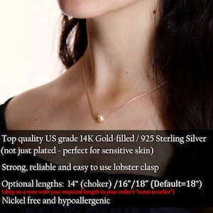 Puede incluir: Un delicado collar de oro con un solo colgante de perla. El collar se muestra en el cuello de una persona, destacando su elegante sencillez. El texto de la imagen indica que es de oro de 14 quilates / plata de ley 925, sin n&iacute;quel e hipoalerg&eacute;nico.