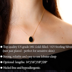 K&ouml;nnte beinhalten: Eine goldene Halskette mit einem tropfenf&ouml;rmigen schwarzen Anh&auml;nger mit goldenem Rand. Der Text auf dem Bild lautet: Top quality US grade 14K Gold-filled / 925 Sterling Silver, Strong, reliable and easy to use lobster clasp, Optional lengths: 14"/16"/18"/20", Nickel free and hypoallergenic.