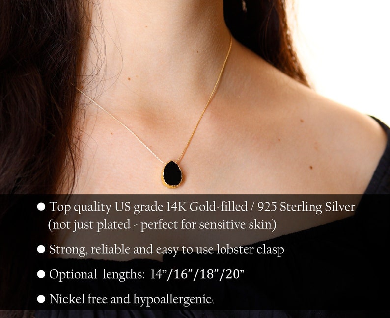 K&ouml;nnte beinhalten: Eine goldene Halskette mit einem tropfenf&ouml;rmigen schwarzen Anh&auml;nger mit goldenem Rand. Der Text auf dem Bild lautet: Top quality US grade 14K Gold-filled / 925 Sterling Silver, Strong, reliable and easy to use lobster clasp, Optional lengths: 14"/16"/18"/20", Nickel free and hypoallergenic.