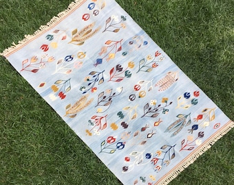 Tappeto sottile fatto di fiori colorati su fondo azzurro chiaro, tappeto Kilim 4 x 6, tappeto fatto a mano, tappeto per camera da letto, tappeto per soggiorno, tappeto Kilim