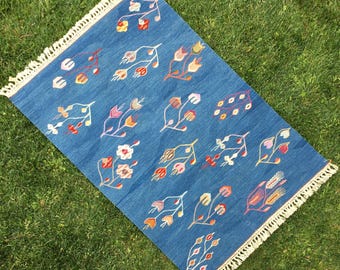 Orientalny, ręcznie robiony niebieski kilim, niebieski wełniany dywan z kwiatami, dywan do sypialni, dywan do kuchni, dywan do salonu, dywan boho, 3'3” x 5' ft