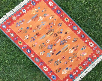Tappeto Kilim 3'9 x 5'8, tappeto mandarino e rosso, tappeto Kilim floreale, tappeto rumeno, tappeto Kilim tessuto a mano, tappeto Kilim arancione, tappeti Kilim rustici