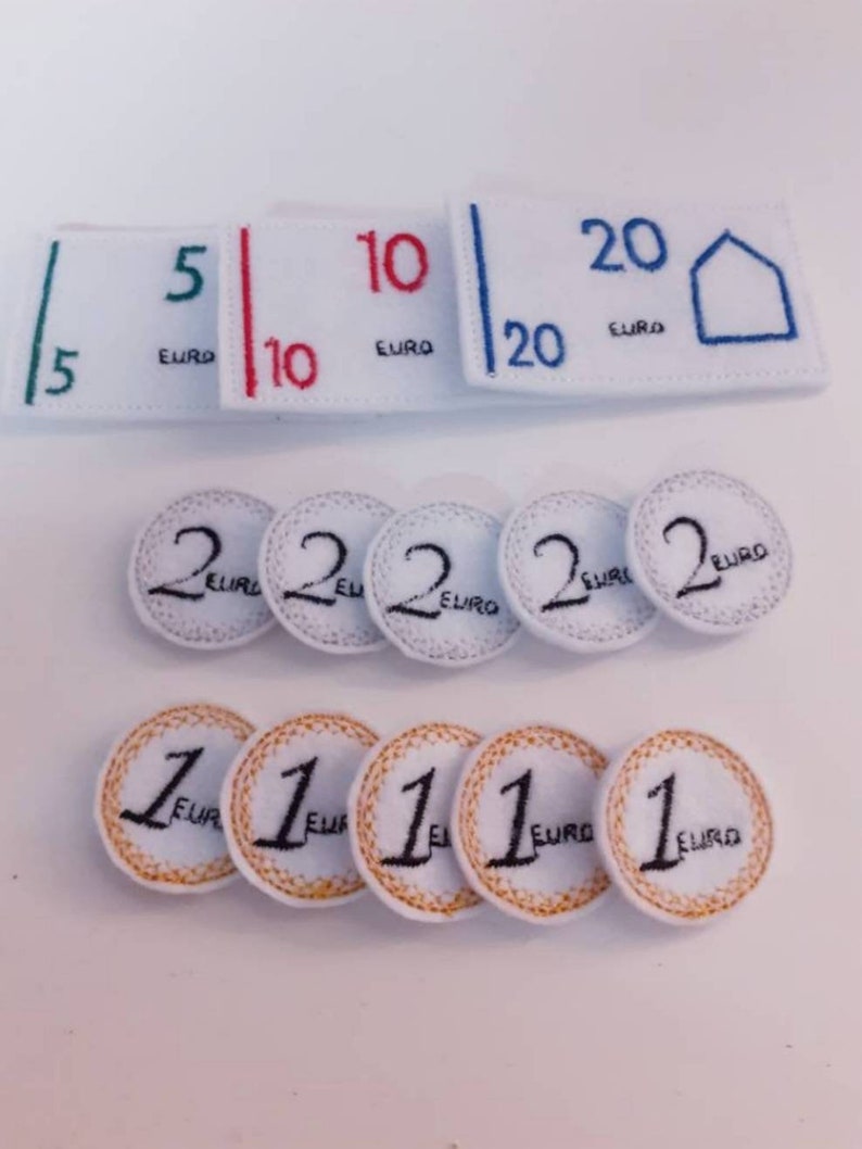 Puede incluir: Un conjunto de parches de fieltro de moneda euro, que incluye billetes de 5, 10, 20 euros y monedas de 1 y 2 euros. Los parches son blancos con bordados negros y de colores.