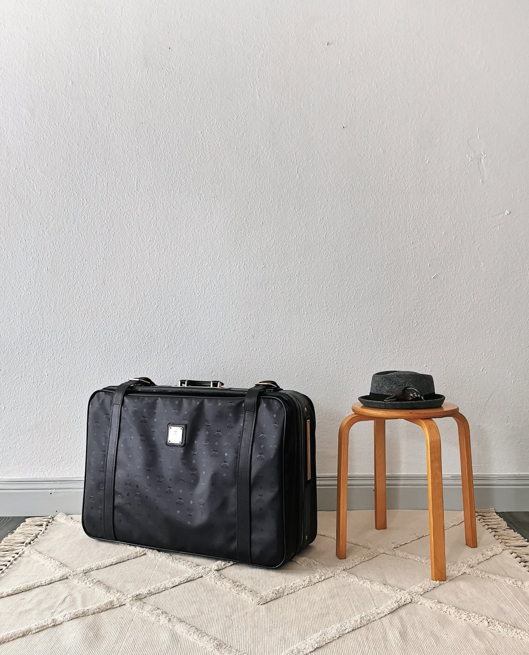 Valise Vintage MCM – Munich ~1990 – Toile Noire 65cm – 4 Roulettes – Luxe