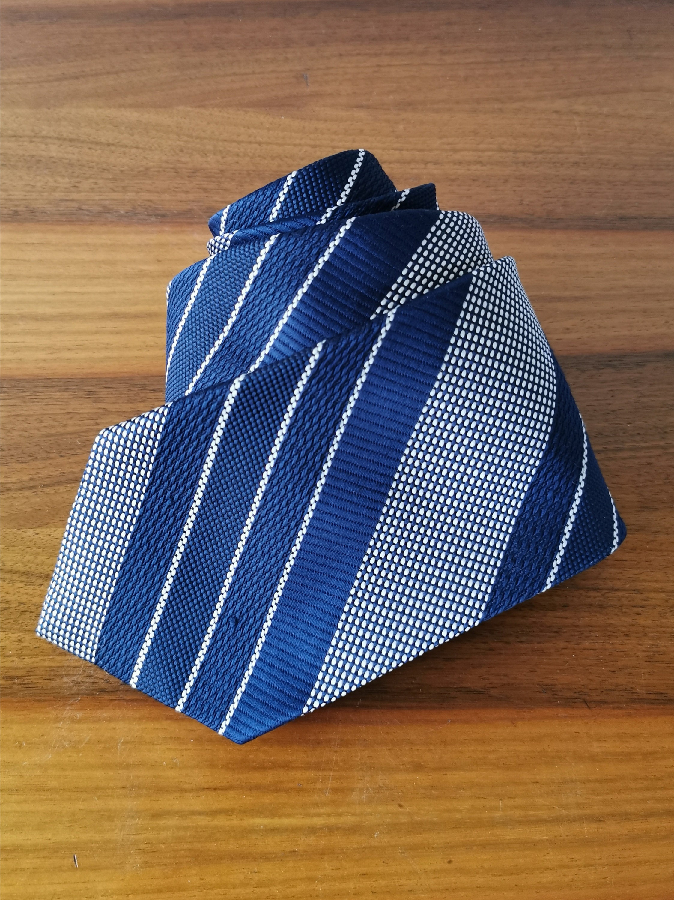 Blau gestreifte krawatte