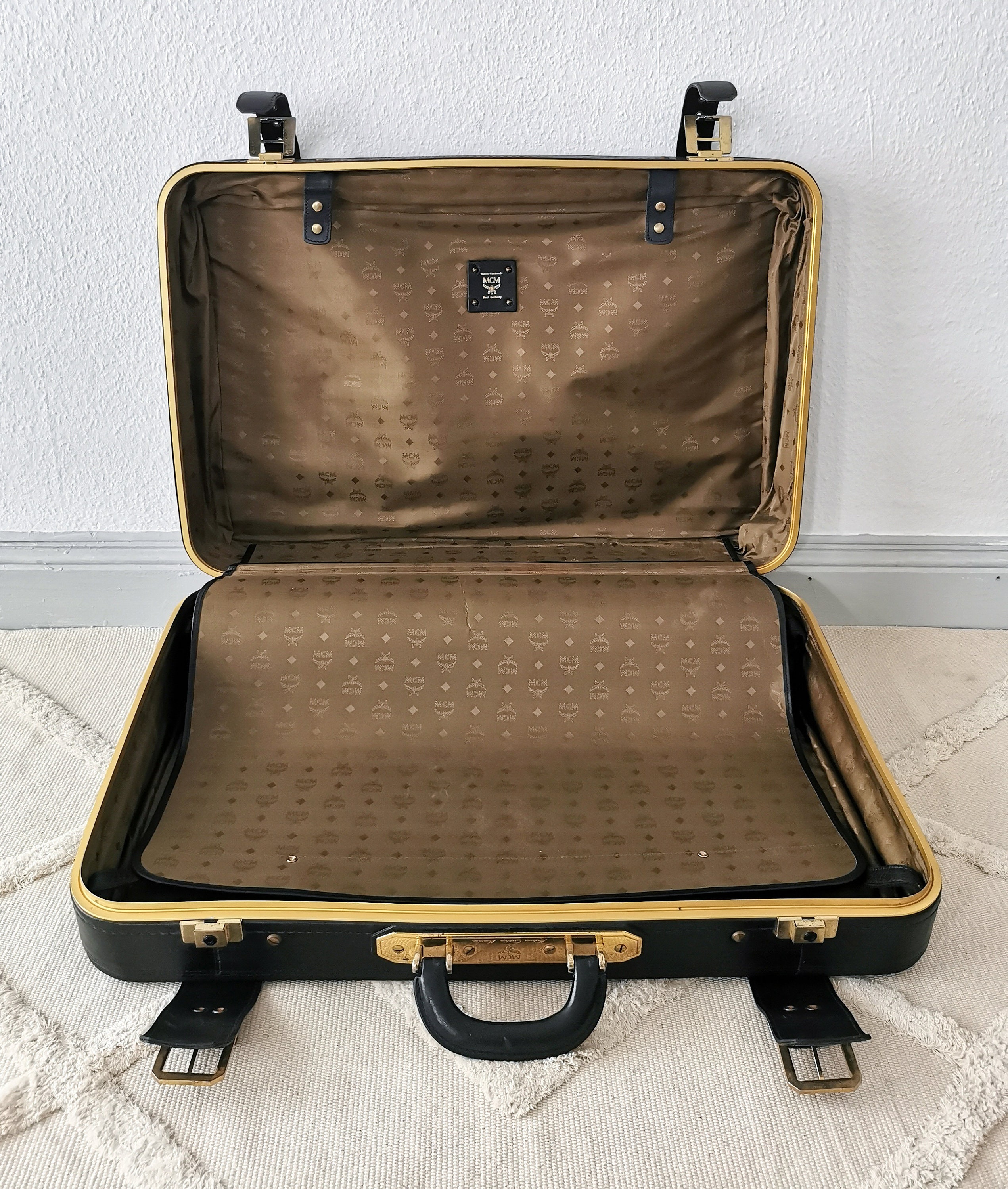 Valise Vintage MCM – Munich ~1990 – Toile Noire 65cm – 4 Roulettes – Luxe