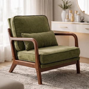 Op de afbeelding: Een fauteuil met een donkerhouten frame en olijfgroene fluwelen bekleding. De stoel is voorzien van een vierkant rugkussen, een dik zitkussen en een rechthoekig lendenkussen, allemaal uitgevoerd in bijpassende olijfgroene stof.